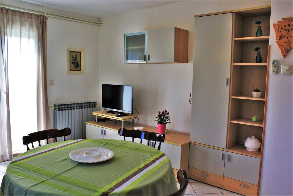 Apartment Eni Ровин Екстериор снимка